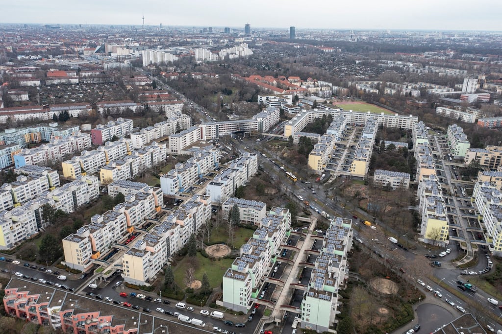 Blick auf die High-Deck-Siedlung an der Sonnenallee in Neukölln.