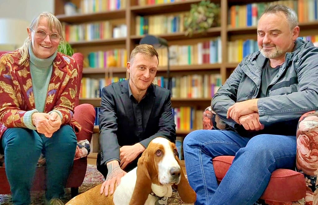 Nadja Stöhlmacher, Erik Heßler (M.) und Martin Keller und Hündin Lilo von „DIE2“ aus Köthen stehen gerne zur Hilfe bereit.