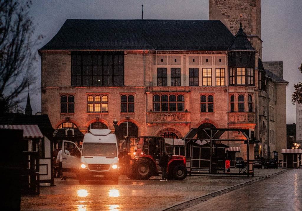 Derzeit wird der Avendsmarkt vor dem Dessauer Rathaus aufgebaut. Am 27. November eröffnet er.
