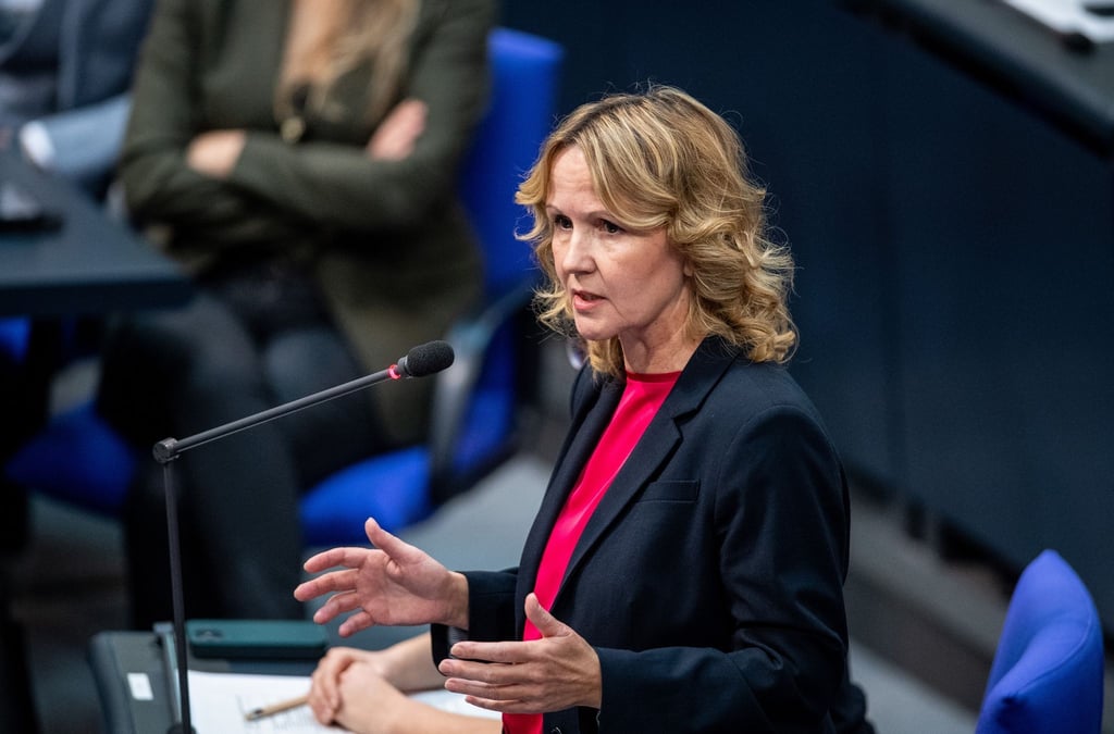 Steffi Lemke (Bündnis 90/Die Grünen) spricht im Plenarsaal des Bundestags zu den Abgeordneten.