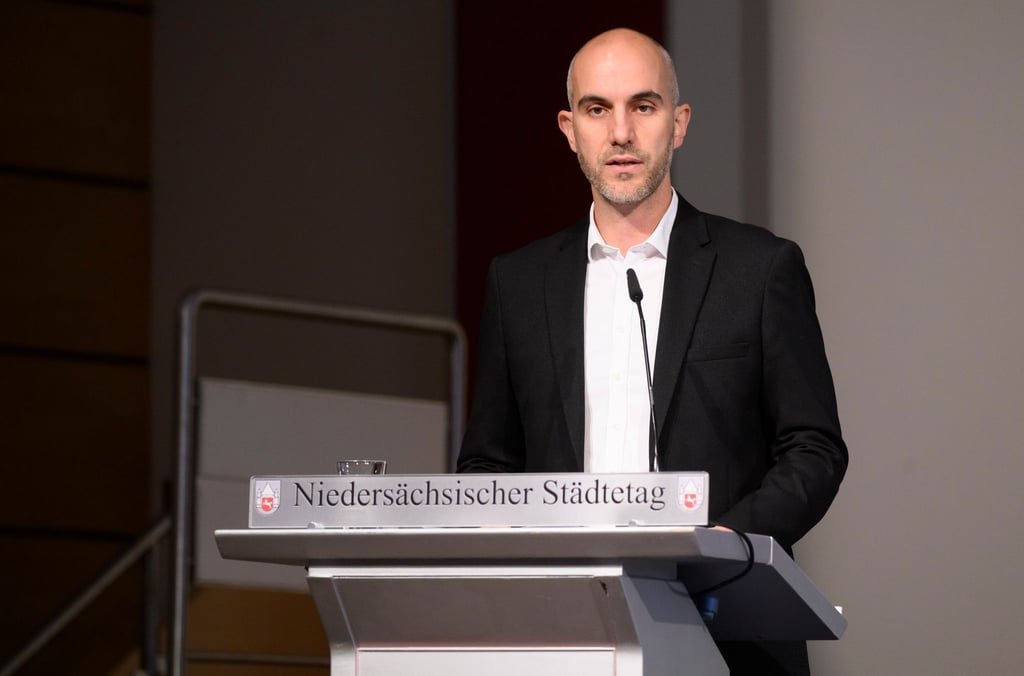Belit Onay (Grüne), Oberbürgermeister Hannover, spricht beim Niedersächsischen Städtetag in Hannover.