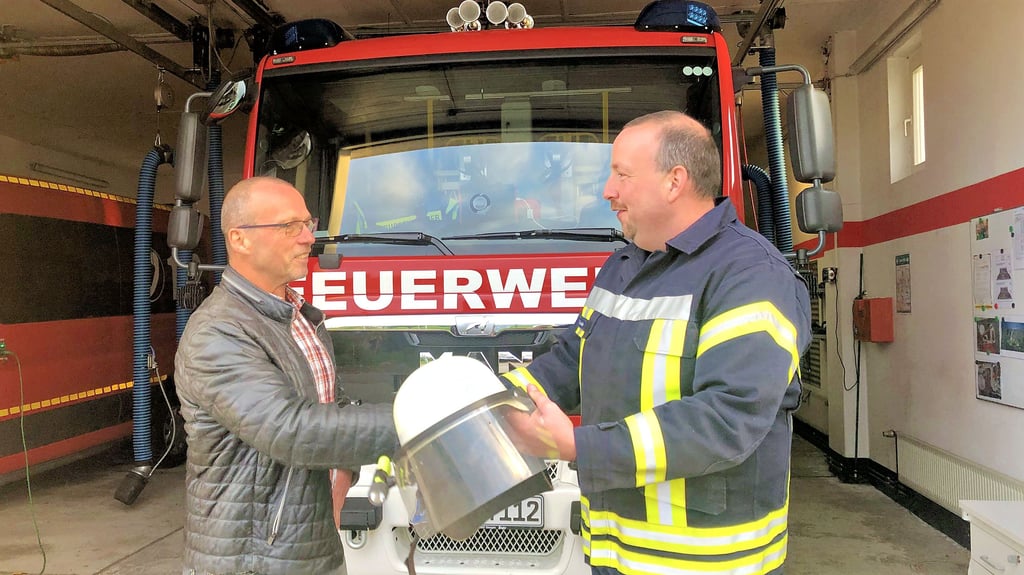 Den Helm hat er schon: Ortsbürgermeister Clemens Zugowski (l.) und Pretzschs Feuerwehrchef Robby Leuker