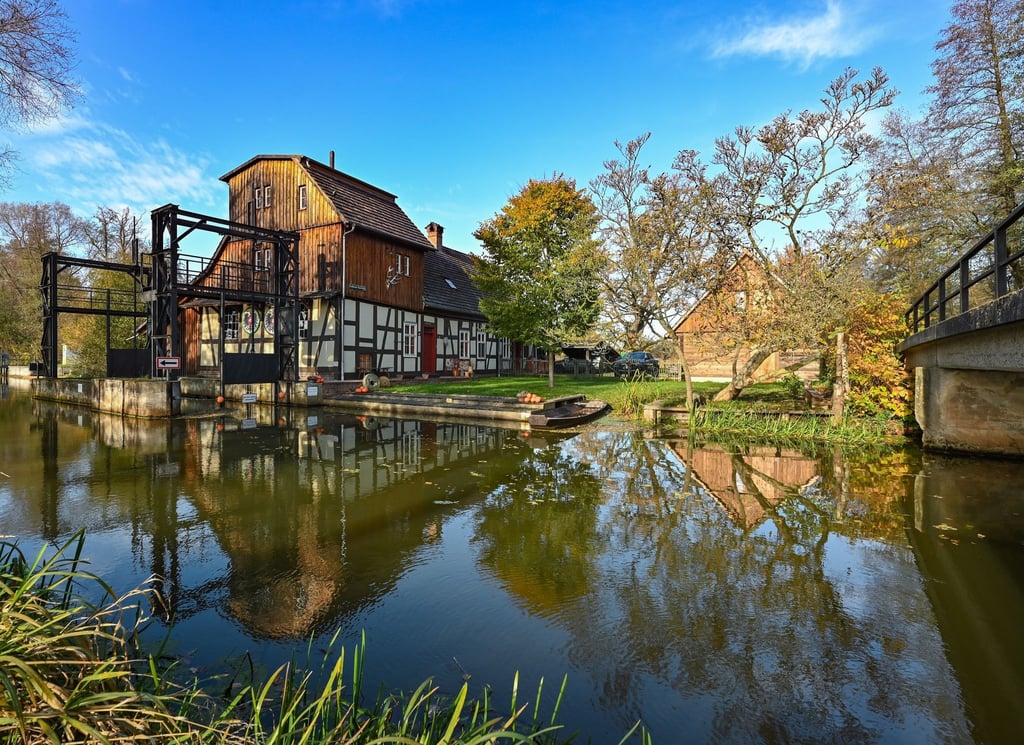 Herbststimmung an der an einem Fließ vor der Radduscher Buschmühle im Spreewald.