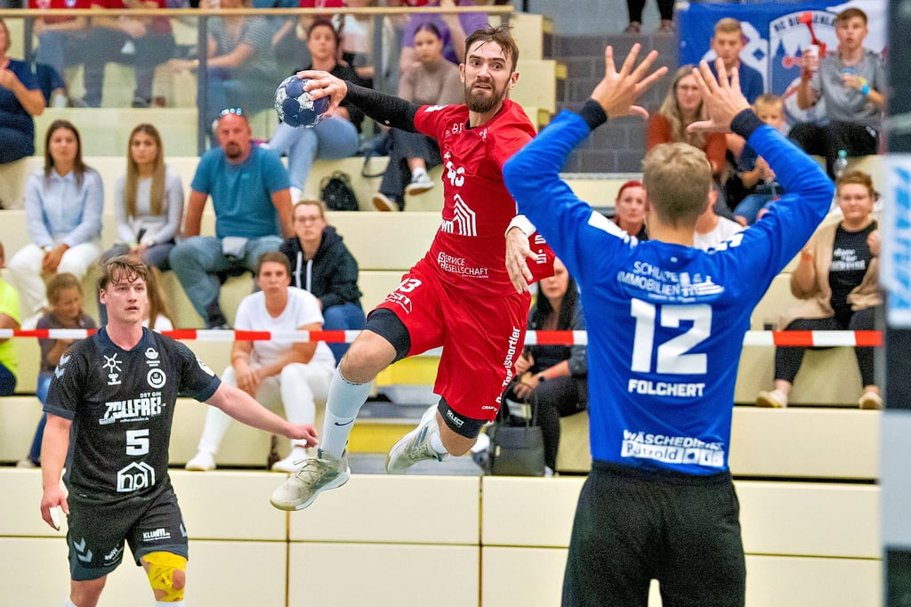 Marc Esche - hier beim Saisonauftaktsieg gegen die HSG Ostsee Neustadt/Grömitz - will am Samstagabend in Hohenmölsen mit Drittliga-Aufsteiger HC Burgenland die U23 seines Ex-Vereins DHfK Leipzig bezwingen.