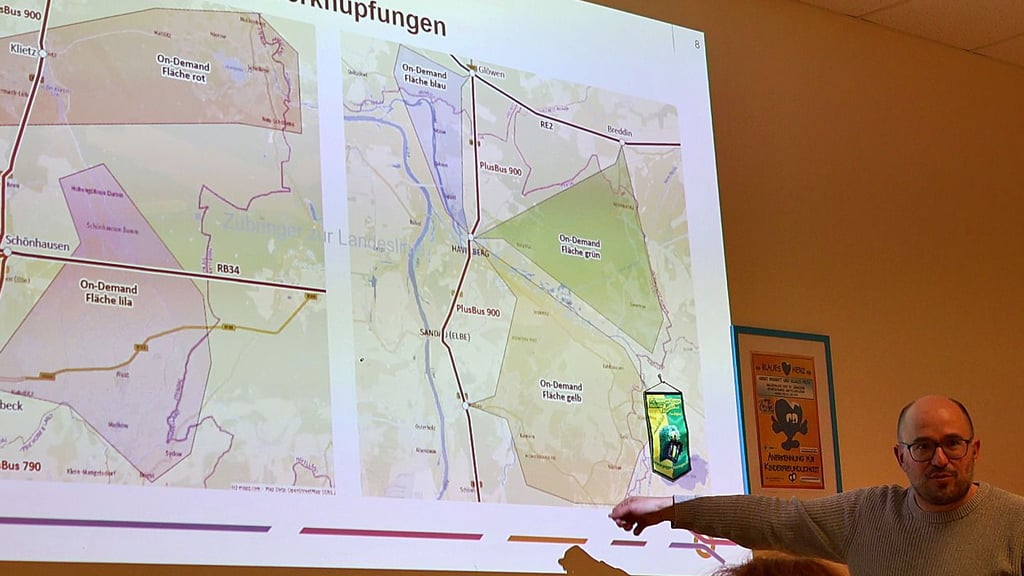 Tillmann Lohse vom Projekt „Bus sucht Anschluss“ erläutert in Kamern Ideen für die Busverbindungen im Elbe-Havel-Land.