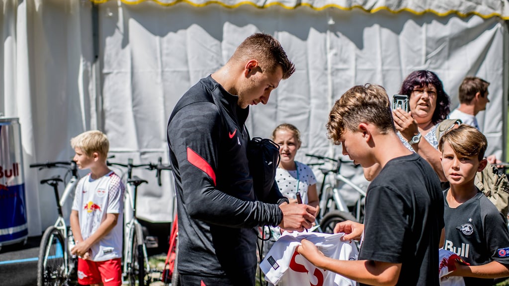 Willi Orban gibt Autogramme.