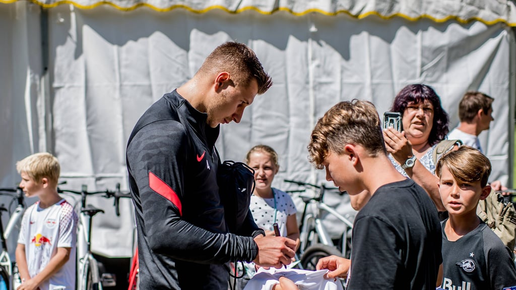 Willi Orban gibt Autogramme.