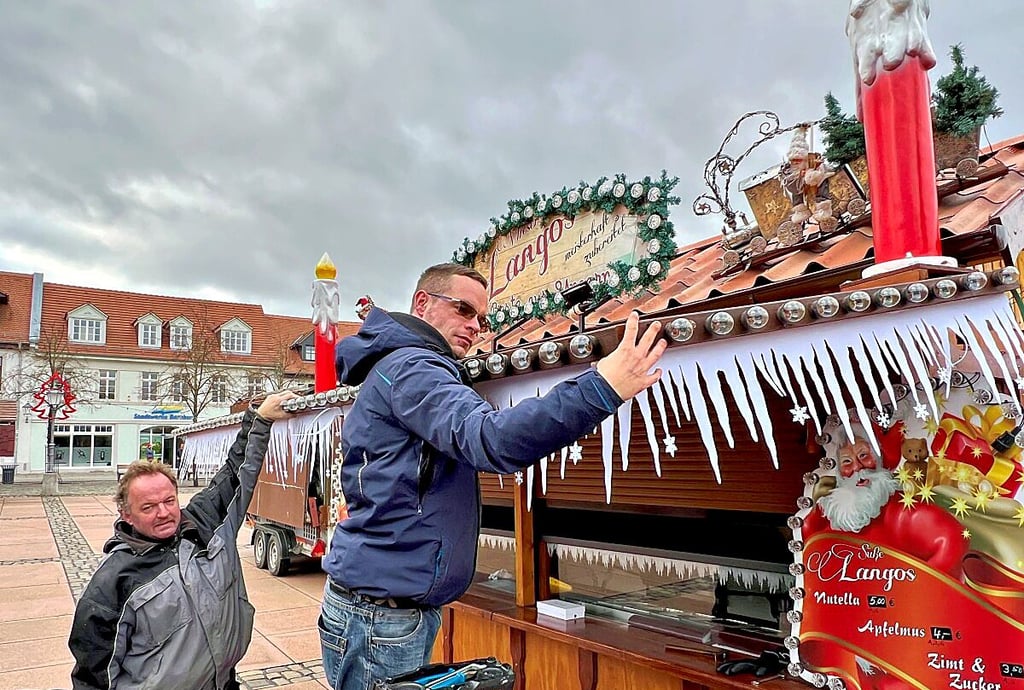 Am Freitag ist mit dem Aufbau der Buden für den Heele-Christ-Markt in Bernburg begonnen worden.