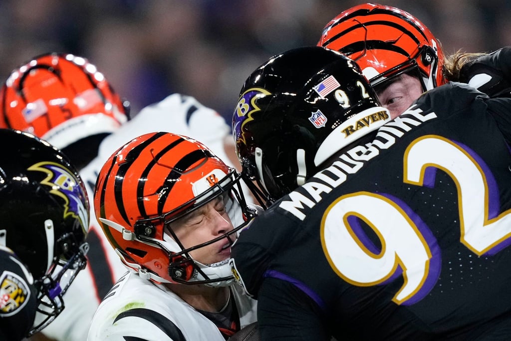 Baltimore Ravens Linebacker Jadeveon Clowney (24) tackelt Cincinnati Bengals Quarterback Joe Burrow (9).