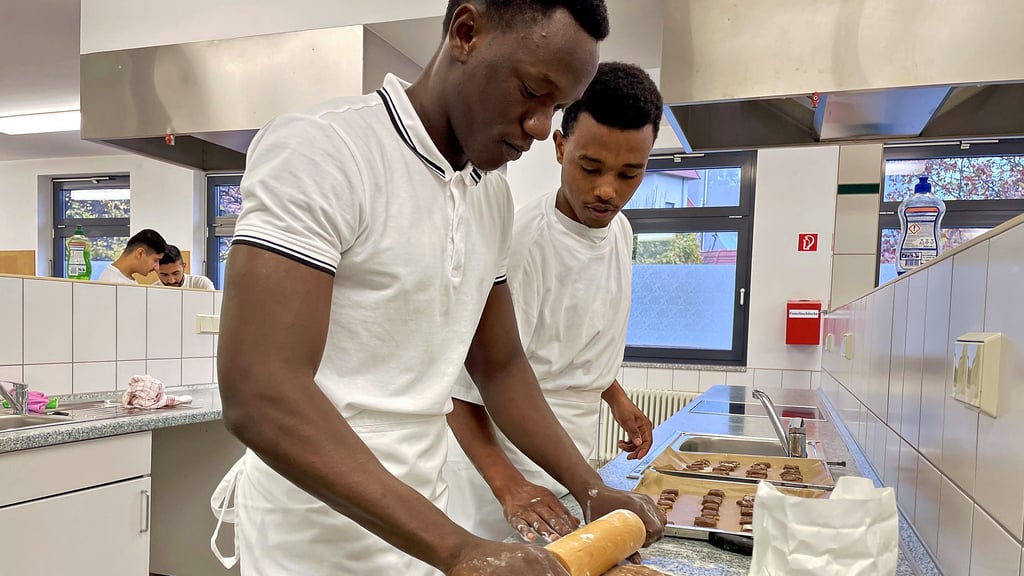 Mamadou Dian rollt den Schokoteig aus, in den kleine Karamellstückchen untergemischt wurden.