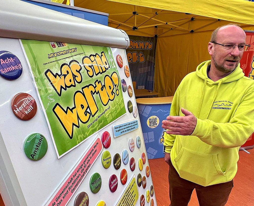 Marcin-Jan Franke vom Amt für Kinder- und Jugendförderung der Stadt Bernburg referiert beim Workshop zum Thema Werte im Klubhaus der Jugend in dieser Woche vor Sechstklässlern.