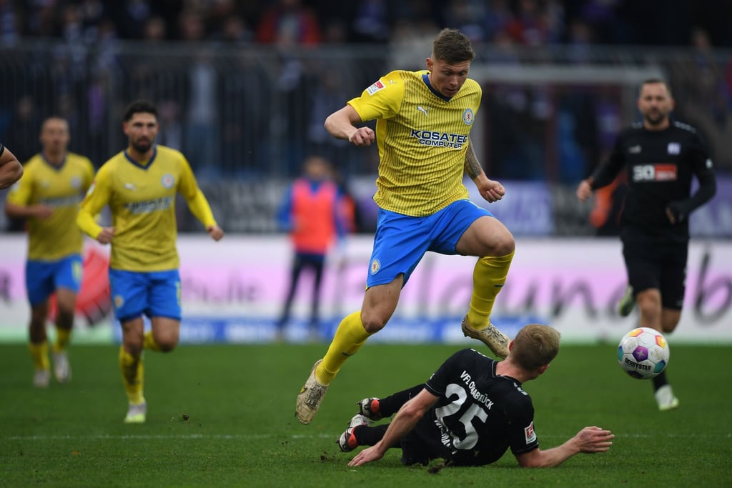 Braunschweigs Luc Ihorst spielt gegen Osnabrücks Niklas Wiemann (am Boden).