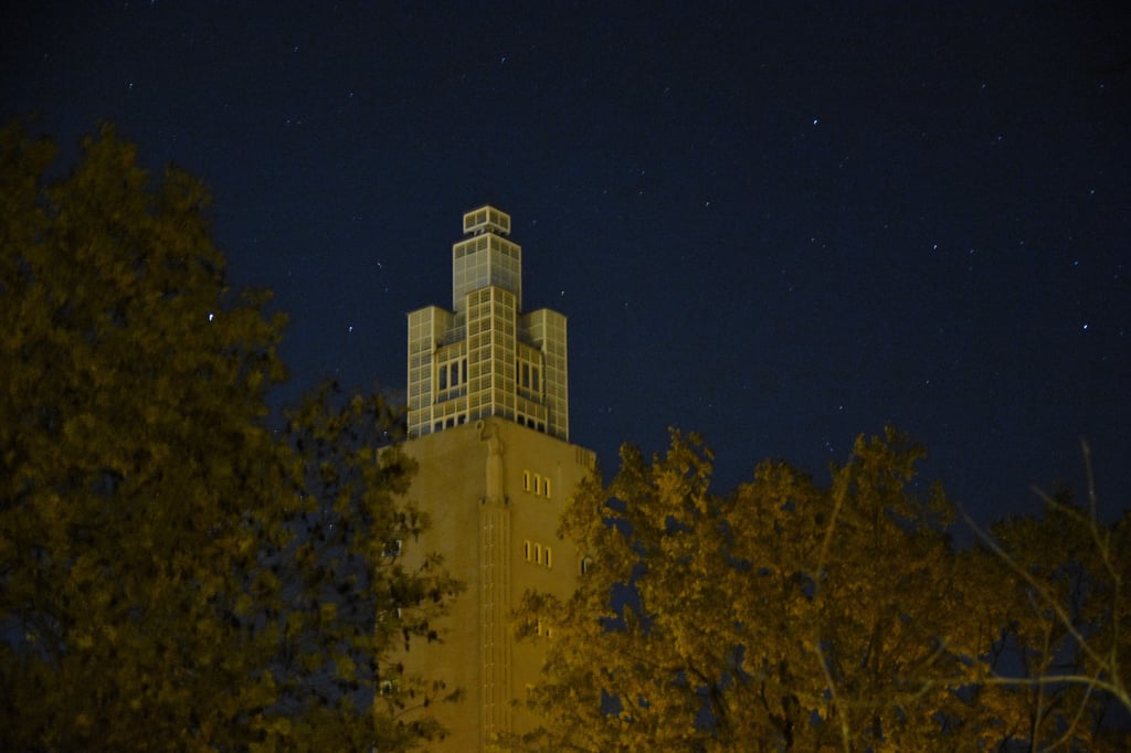 Diese aktuelle Nachtaufnahme vom Albinmüller-Turm zeigt die fehlende Beleuchtung der Spitze.