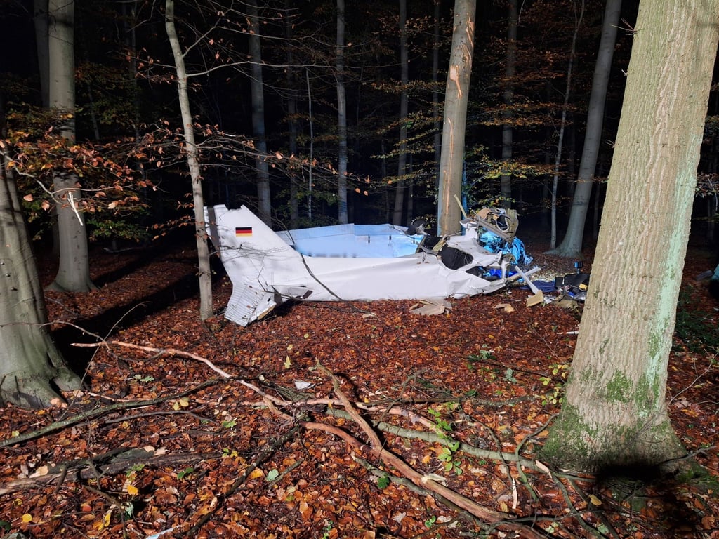 Das Wrack des Kleinflugzeugs liegt in einem Waldstück in der Nähe von Hünxe in NRW.