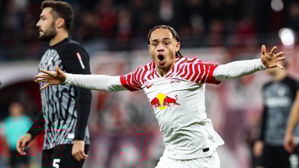 Xavi Simons jubelt über ein Tor für RB Leipzig.