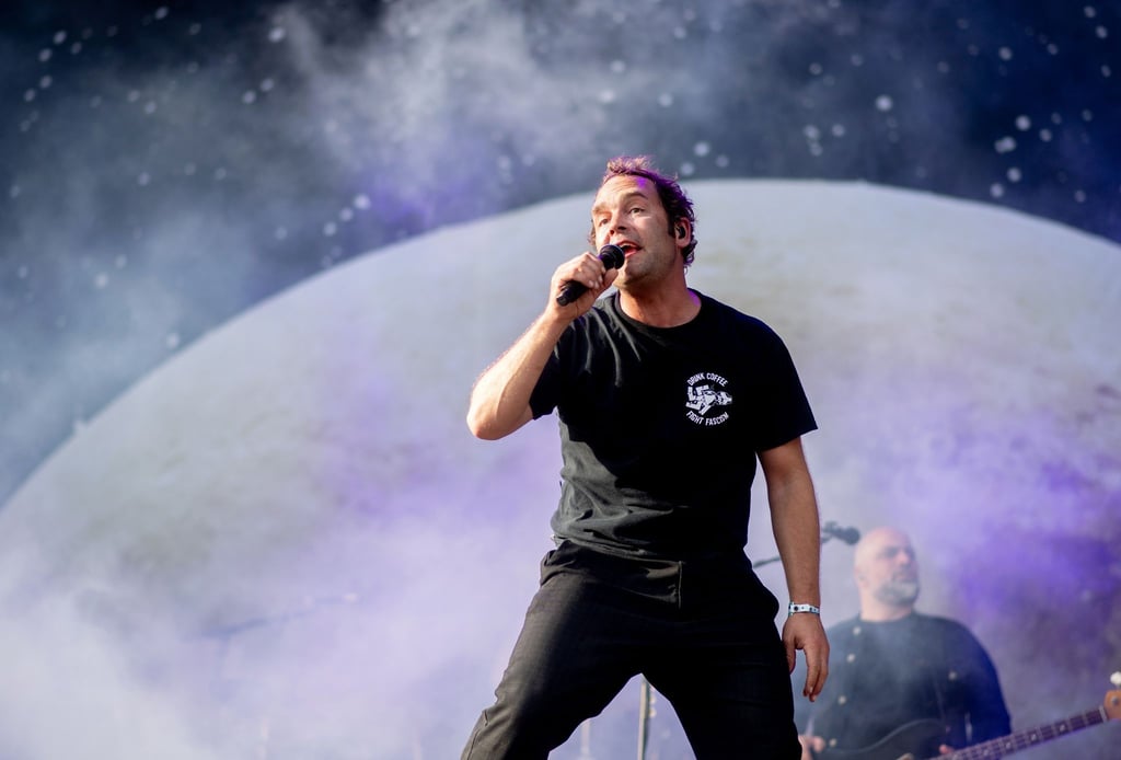 Der deutsche Sänger Axel Bosse steht auf dem Hurricane Festival auf der Bühne.