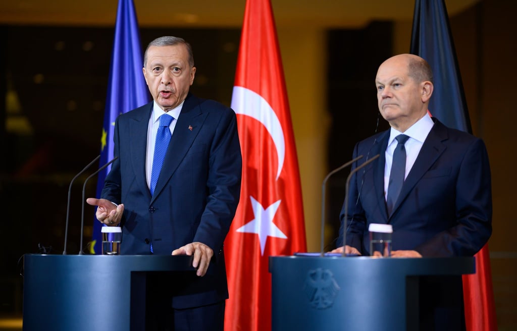 Bundeskanzler Olaf Scholz (r) und Recep Tayyip Erdogan während ihrer gemeinsamen Pressekonferenz im Kanzleramt.