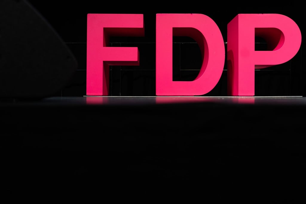 Auf einer Bühne ist das Logo der Partei FDP aufgebaut.
