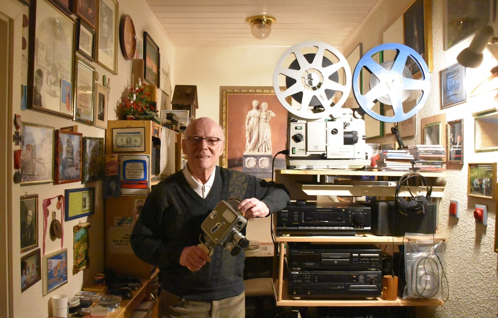 Michael Stabenow steht mit einer 16-Millimeter-Handfilmkamera vor einem Bauer-Bosch-Projektor aus den 70er Jahren. Seit mehr als sechs Jahrzehnten widmet sich der Hallenser der Amateurfilmerei. Am Sonntag zeigt der 84-Jährige nochmals einige seiner filmischen Schätze aus der halleschen Stadtgeschichte.