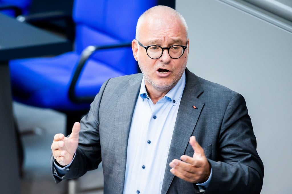 Laut dem Linken-Abgeordneten Matthias Birkwald sind die Sozialbeiträge gerade für Menschen mit niedrigen und mittleren Einkommen eine hohe Belastung.