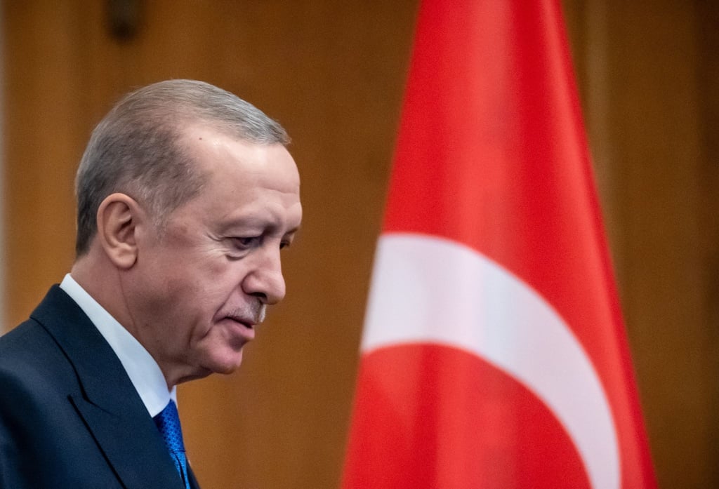 Recep Tayyip Erdogan, Präsident der Türkei, geht zum Eintrag in das Gästebuch vom Schloss Bellevue.