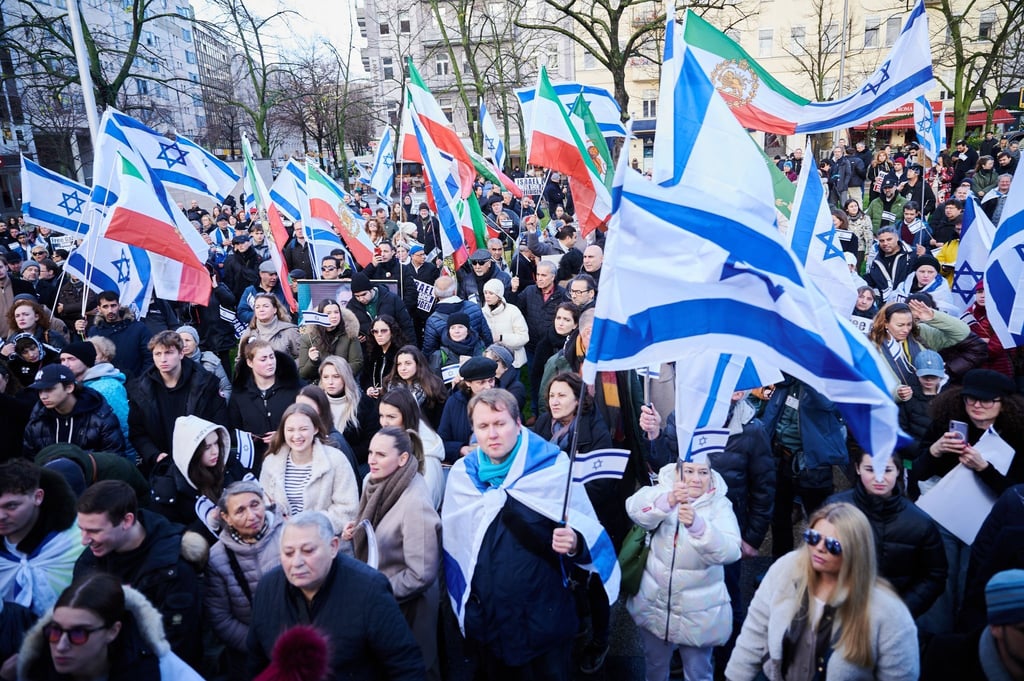 Viele Fahnen Israels sind während einer Demonstration gegen Antisemitismus in Berlin zu sehen.