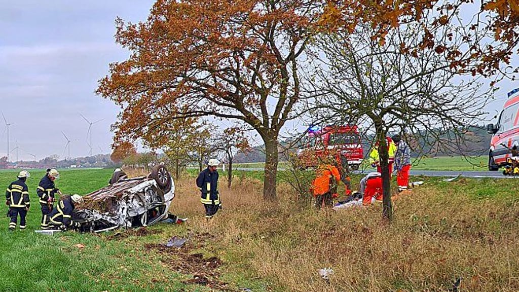 Schwerer Verkehrsunfall am 18. November 2023 bei Osterburg im Kreis Stendal auf der Landesstraße 9 zwischen Krumke und Krevese. Ersthelfer haben dden Fahrer schon aus dem Pkw befreit und leisteten Erste Hilfe, als die Feuerwehr eintrifft.