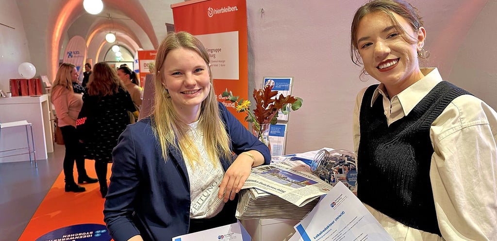 Mit Zeitungen und Stellenangeboten in der Hand machen Romy Bergmann (l.) und Lena Bellon auf den Redakteurs-Beruf aufmerksam.