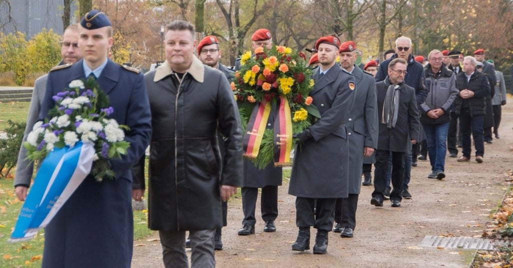 Gedenken zum Volkstrauertag in Burg: Bürgermeister Philipp Stark (li.), Markus Kurze (3. v. li.).