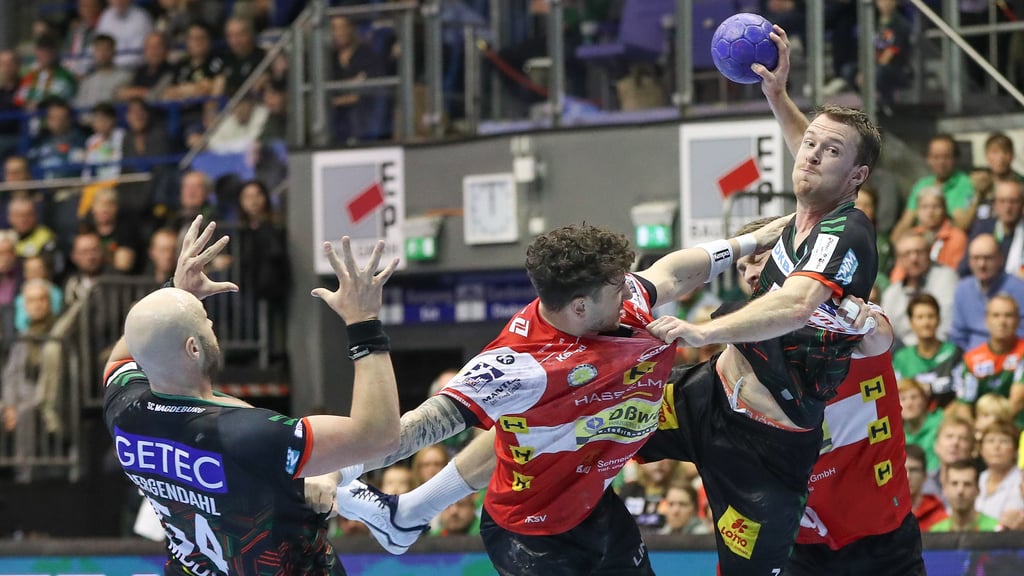 Felix Claar (r.) war mit zwölf Toren bester Werfer des SC Magdeburg im Derby gegen Eisenach.