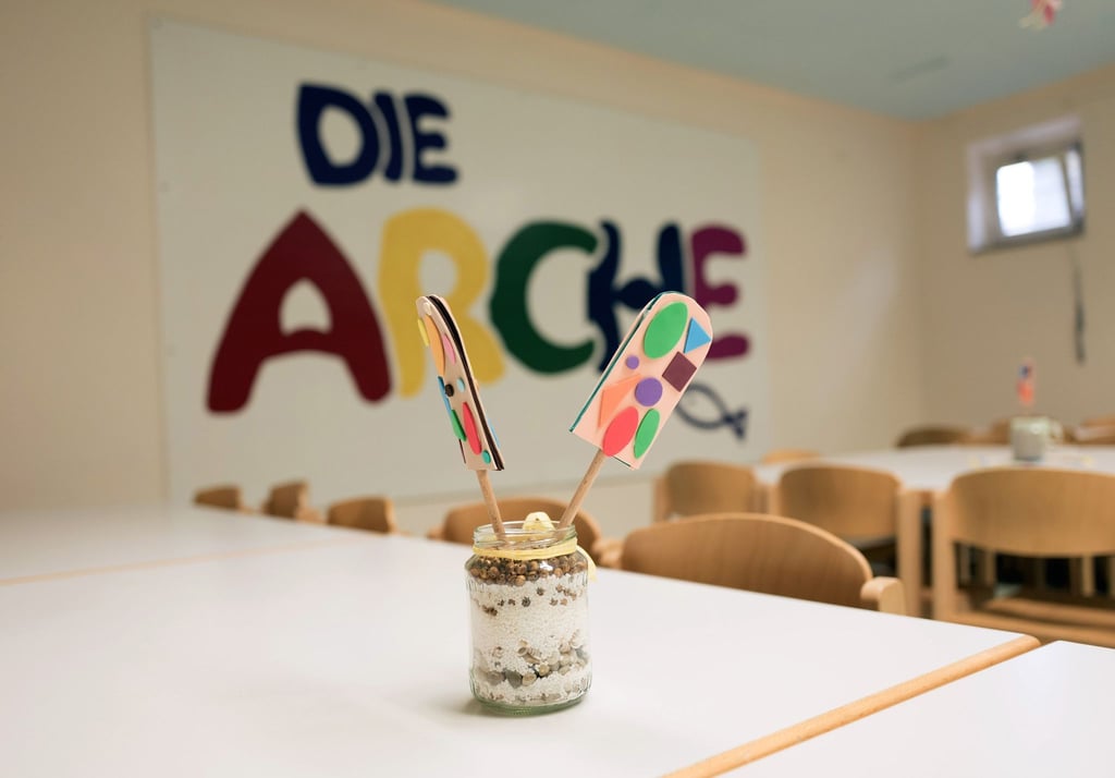 Blick auf ein Logo im Verein „Die Arche“ in Berlin-Hellersdorf.