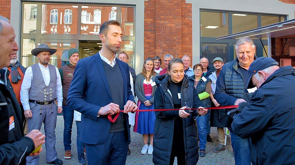 Linda Becker von der Molkerei Bauer Freigeist (Mitte) übernahm den obligatorischen Scherenschnitt zur Freigabe zur Wiedereröffnung der Bauernmarkthalle in Stendal. OB Bastian Sieler (links) und Kai-Richard Schlichting vom Maschinenring Altmark assistierten ihr dabei.