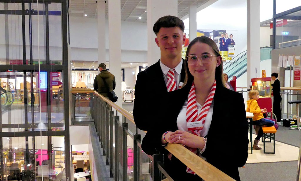 Michelle Schindler und Oliver Weigert sind angehende Kaufleute im Einzelhandel. Nun durften sie auch die Chefrolle ausprobieren.