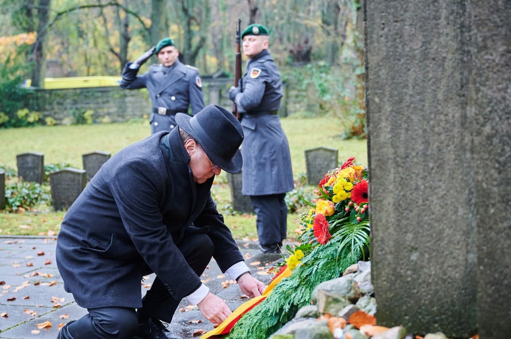 Boris Pistorius richtet den Kranz bei der Gedenkveranstaltung auf dem Jüdischen Friedhof Weißensee zum Volkstrauertag.