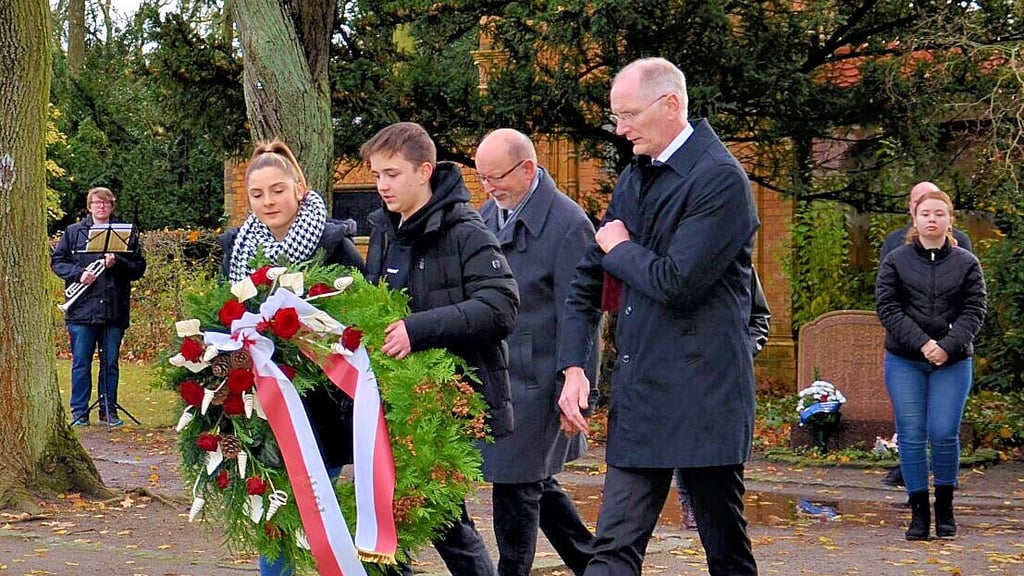 Bürgermeister Andreas Dittmann (SPD,r.) und Stadtratsvorsitzender Wilfried Bustro (CDU) legten mit Schülern des Francisceums einen Kranz am Gedenkstein für die Opfer des 16. April 1945 auf dem Zerbster Heidetorfriedhof nieder.