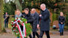 Bürgermeister Andreas Dittmann (SPD,r.) und Stadtratsvorsitzender  Wilfried Bustro (CDU) legten mit Schülern des Francisceums einen Kranz am Gedenkstein für die Opfer des 16. April 1945 auf dem Zerbster Heidetorfriedhof nieder.
