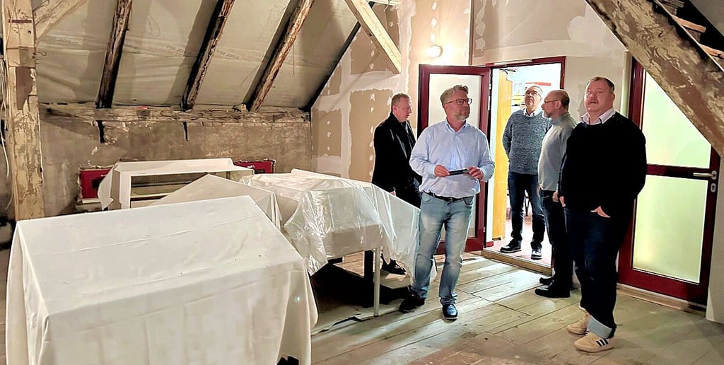 Mitglieder des Kulturausschusses schauten sich in den Räumen der AG und dem unausgebauten Dachboden im Literaturhaus um.