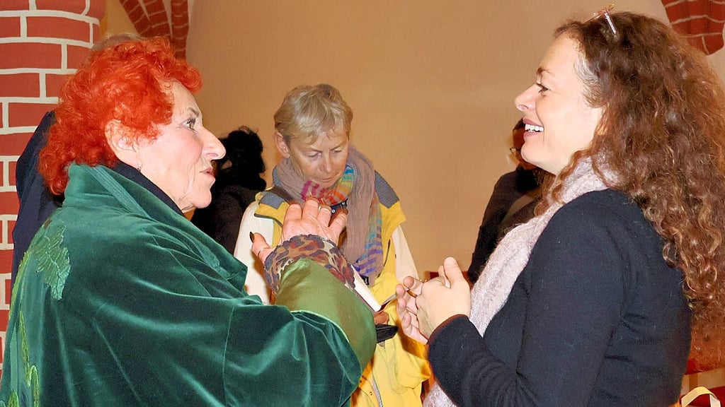 Shelly Kupferberg (rechts) hatte die Gäste in Havelberg mit ihrer Lesung begeistert und nahm sich danach auch noch Zeit für den persönlichen Austausch.