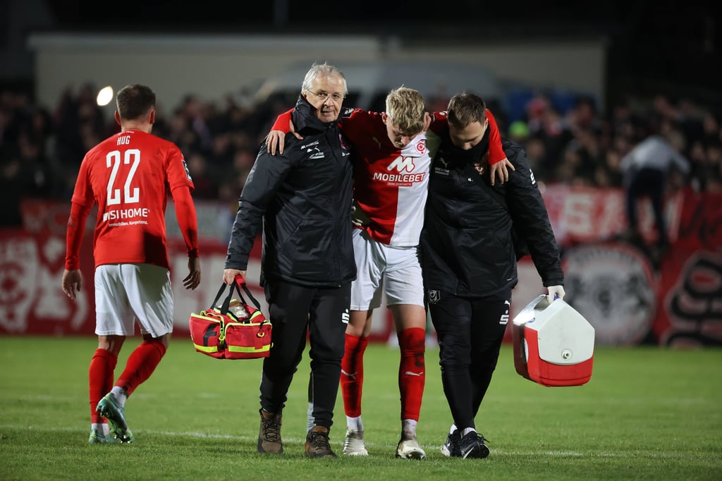 Marco Wolf musste nach einem harten Foul vom Feld.