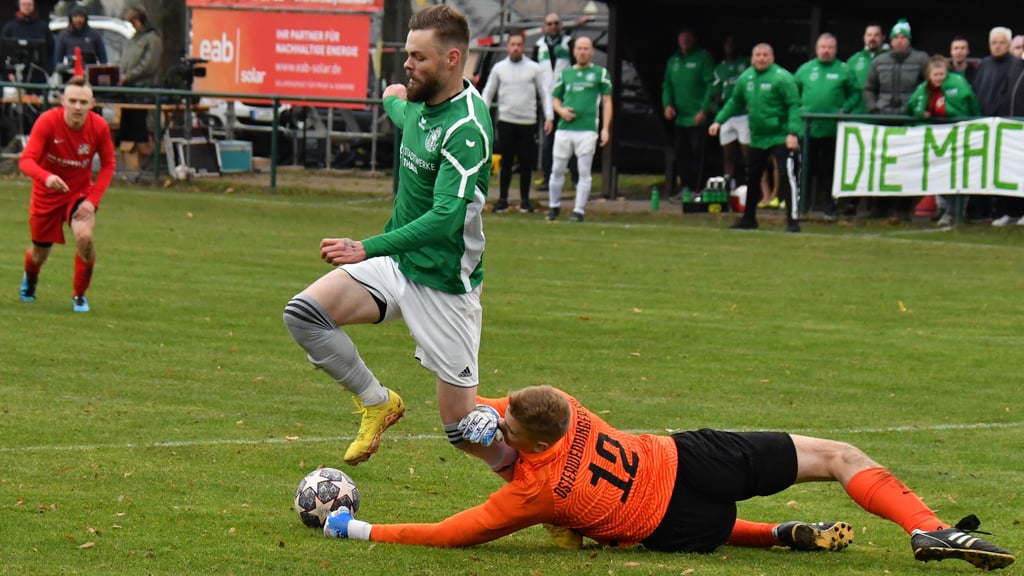 Nach dieser Aktion von Osterweddigens Keeper Christoph Helmholz gegen Gelbs Zavjalovs entschied der Schiedsrichter auf Strafstoß.