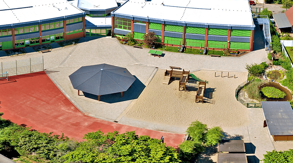 Der Schulhof der Sandersdorfer Grundschule von oben: Er ist sichtlich in die Jahre gekommen und das einzige Spielgerät marode.