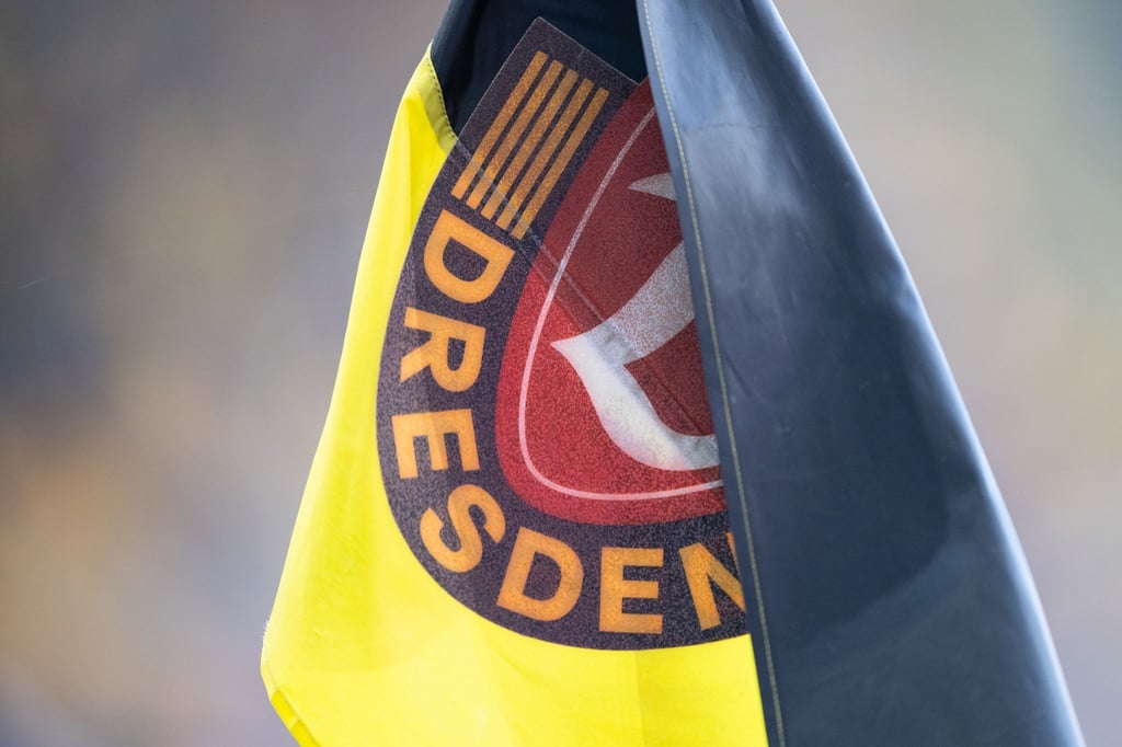 Eine Eckfahne mit dem Dynamologo weht im Wind.