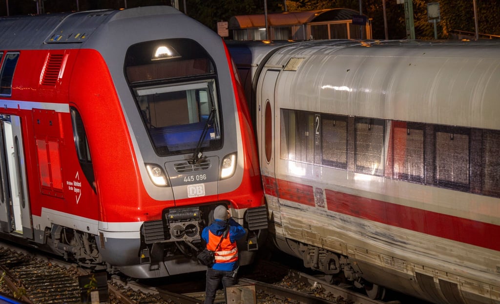 Ein Regionalzug (l) streifte am 17.11. einen ICE. Jetzt ist die Fernverkehrsstrecke wieder frei.