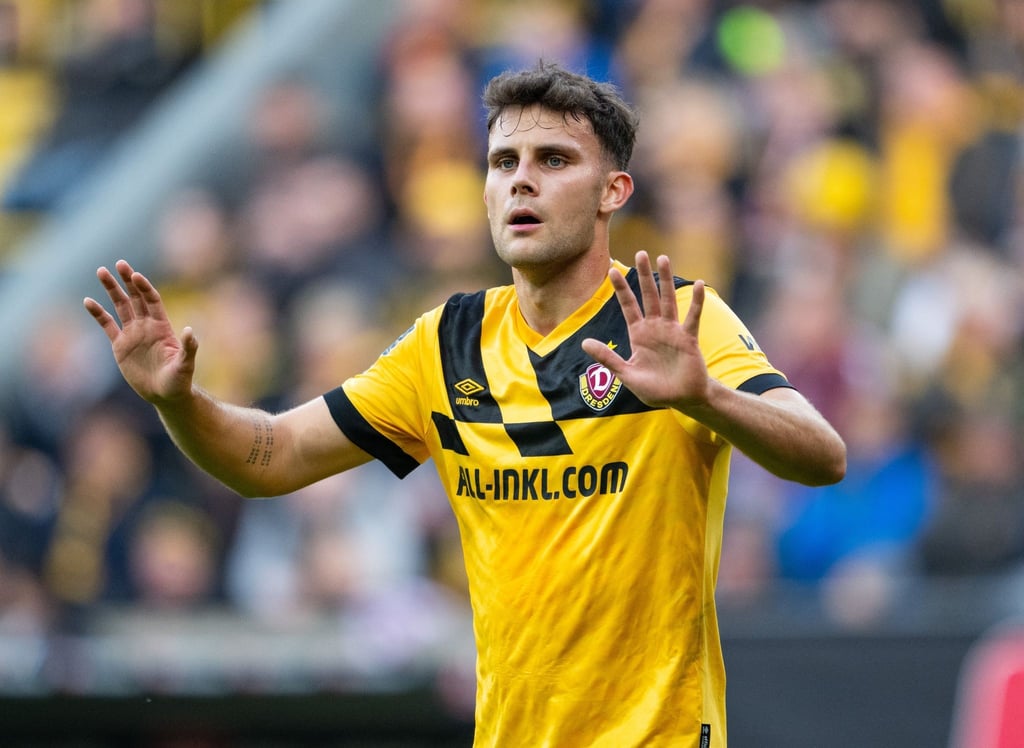 Dynamos Jakob Lewald gestikuliert.