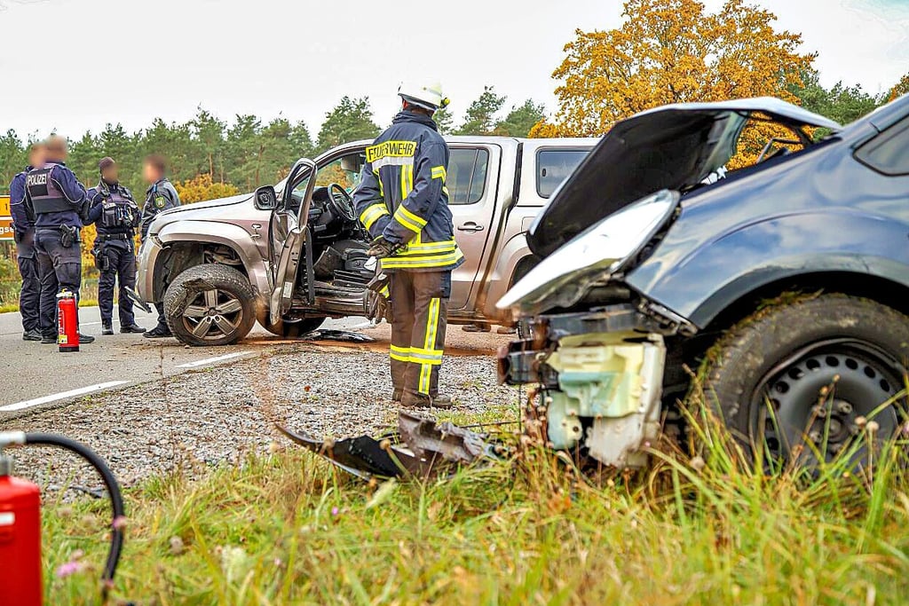 Zu einem Unfall mit zwei Leichtverletzten ist es am Sonnabend auf der Bundesstraße 100 bei Uthausen gekommen.