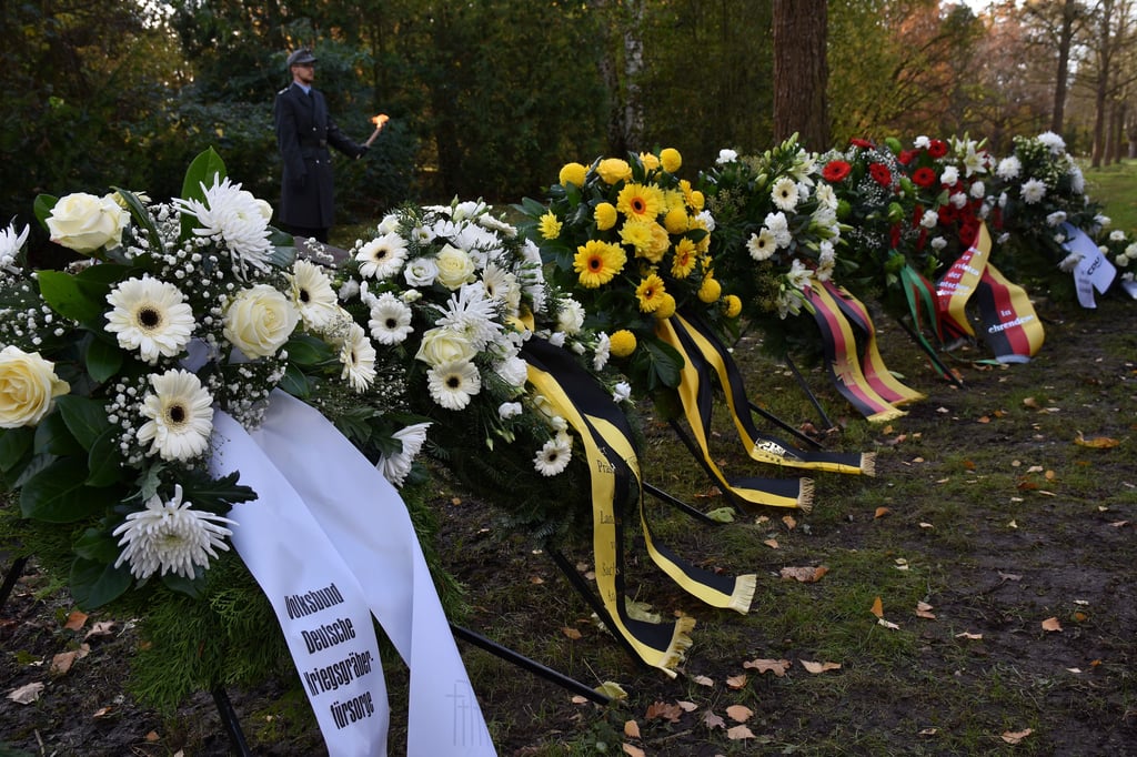 Kränze wurden niedergelgt.