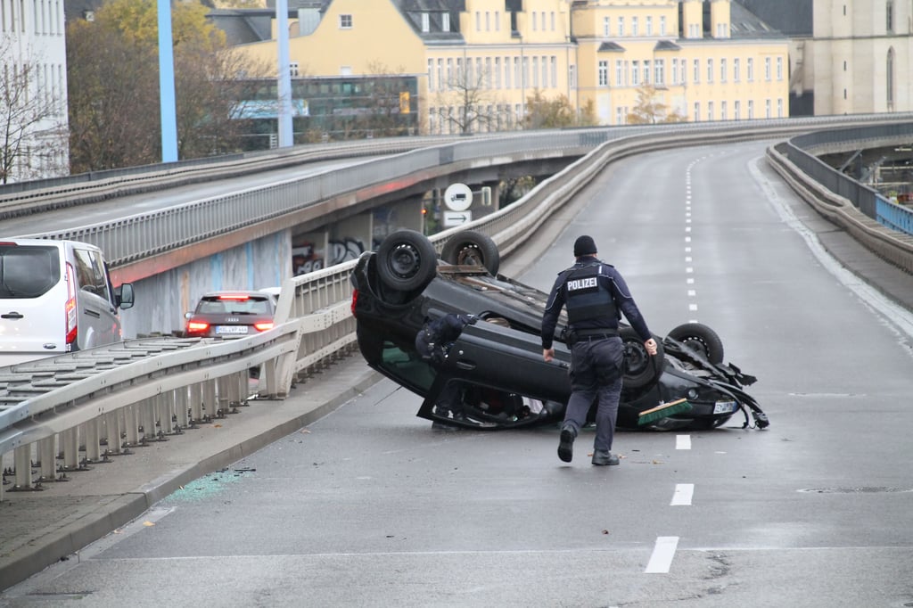 An der Waisenhausmauer hat sich ein Auto überschlagen.
