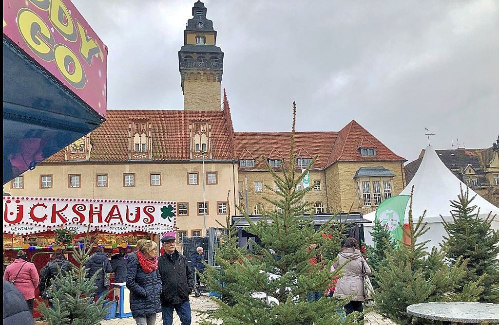 Der Weihnachtsmarkt, hier 2022, findet wieder auf dem Altmarkt, also vor dem Rathaus statt.