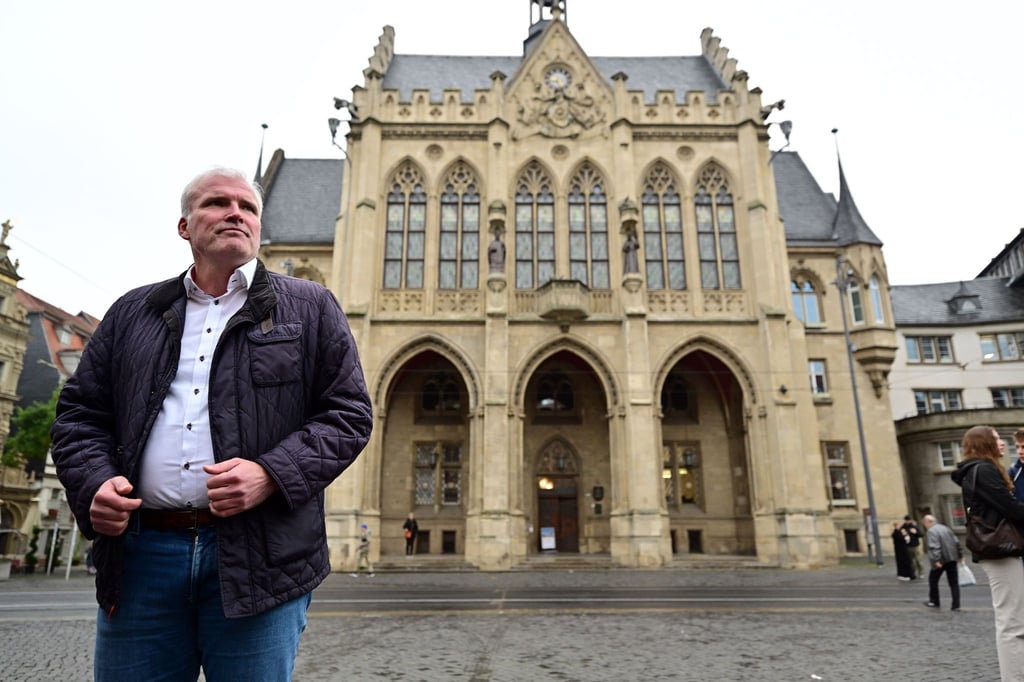 Andreas Bausewein (SPD), Oberbürgermeister von Erfurt, steht vor dem Erfurter Rathaus.