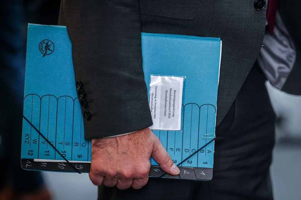 Der Haushaltsentwurf 2024 in Papierform.